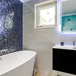 Apartment Luxury Martinis With Pool Split