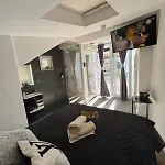 Apartment Luxury Martinis With Pool Split