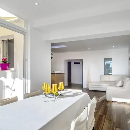 Апартаменты Luxury Martinis With Pool