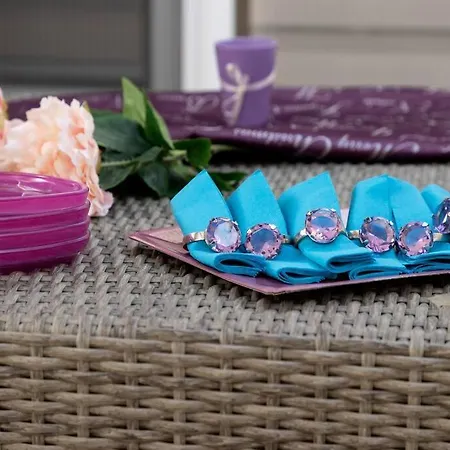 Apartment Luxury Martinis With Pool Split