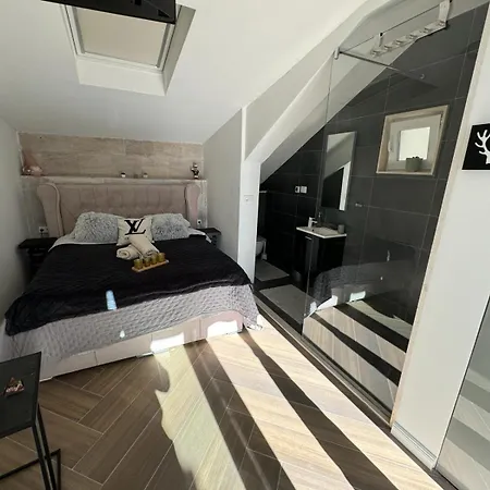 Apartment Luxury Martinis With Pool