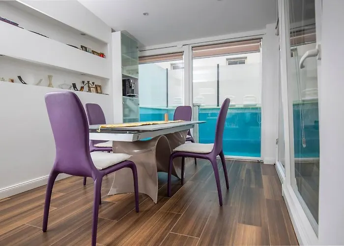 Luxury Martinis With Pool * Split
