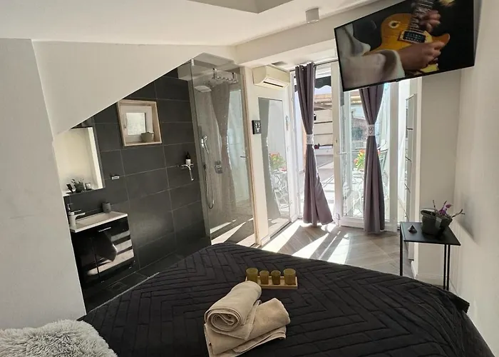 Apartman Luxury Martinis With Pool Split
