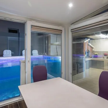 Luxury Martinis With Pool *