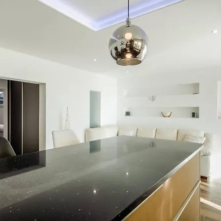 Apartment Luxury Martinis With Pool Split