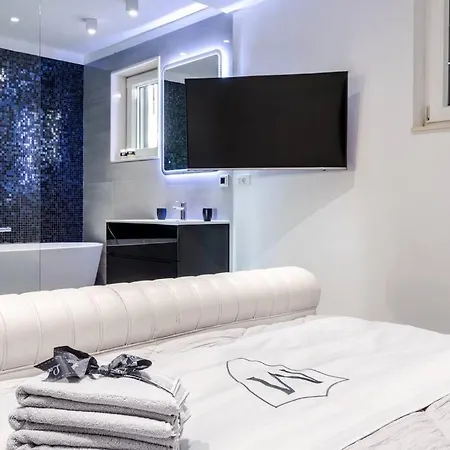 Luxury Martinis With Pool * Split