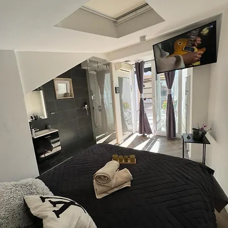 Apartment Luxury Martinis With Pool Split