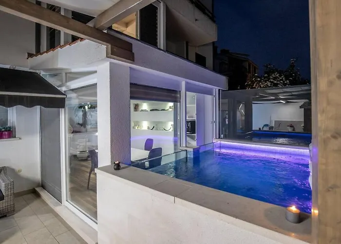 Luxury Martinis With Pool *